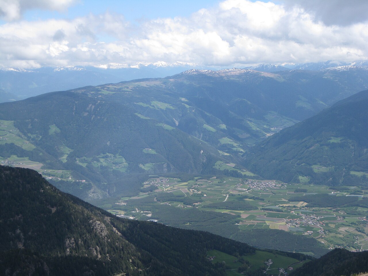 The villages of Natz, Raas and Viums on the Brixen basin below the Lüsental
